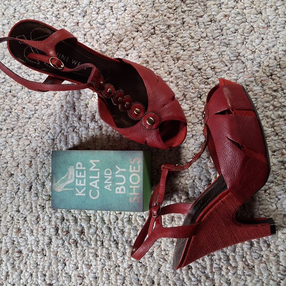 Worn once gorgeous red Tstrap leather burlap sandals Nine West Makello ankle